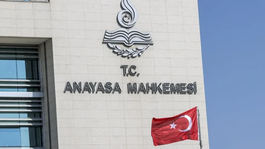 KADININ KOCASININ SOYADINI ALMASINI ÖNGÖREN KURALIN İPTALİ